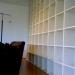 modern-kubistisches Bücherregal in Schleiflack grauweiß
